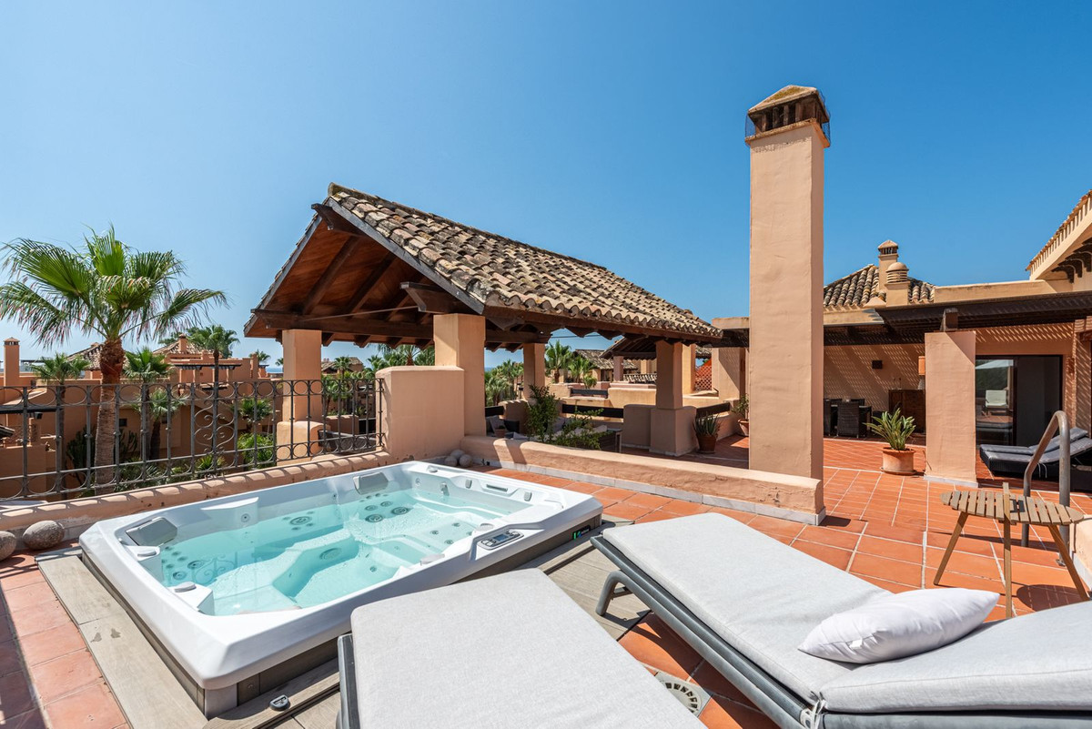 Penthouse In San Pedro De Alcántara, Costa Del Sol, Spain