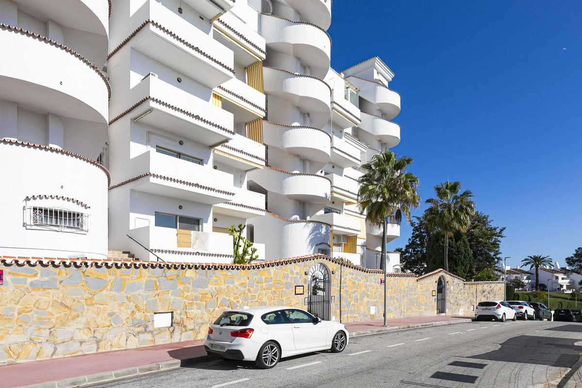 Middle Floor Apartment In Nueva Andalucía, Costa Del Sol, Spain