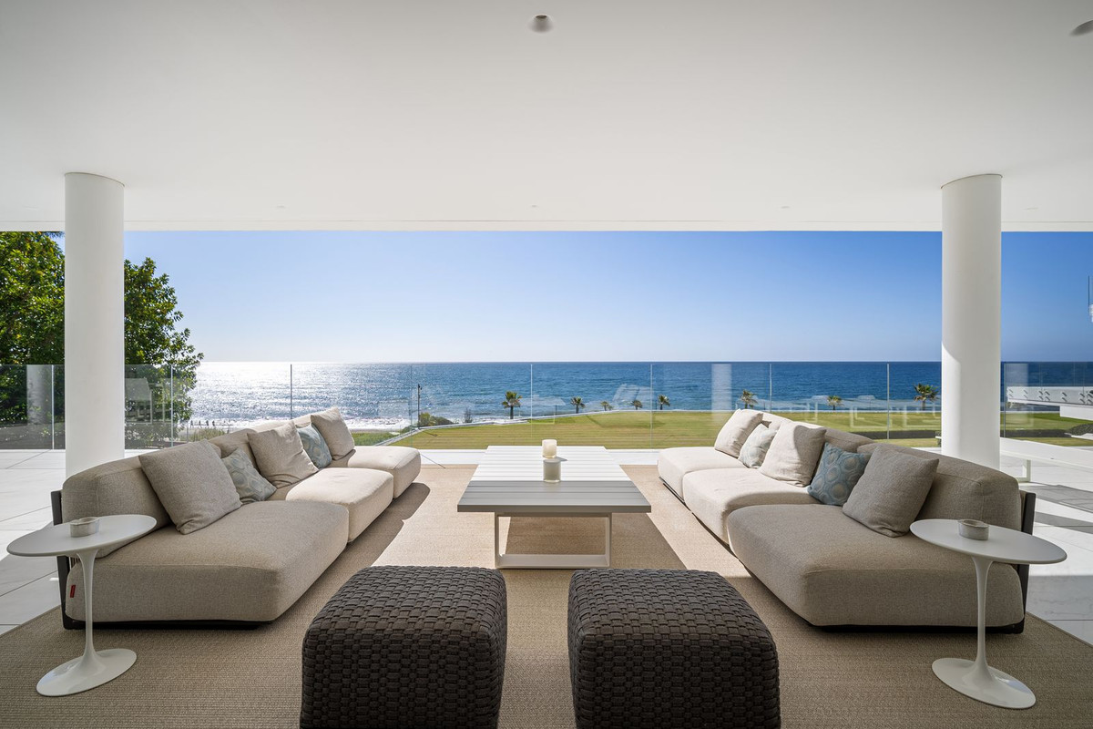 Middle Floor Apartment In Estepona, Costa Del Sol, Spain