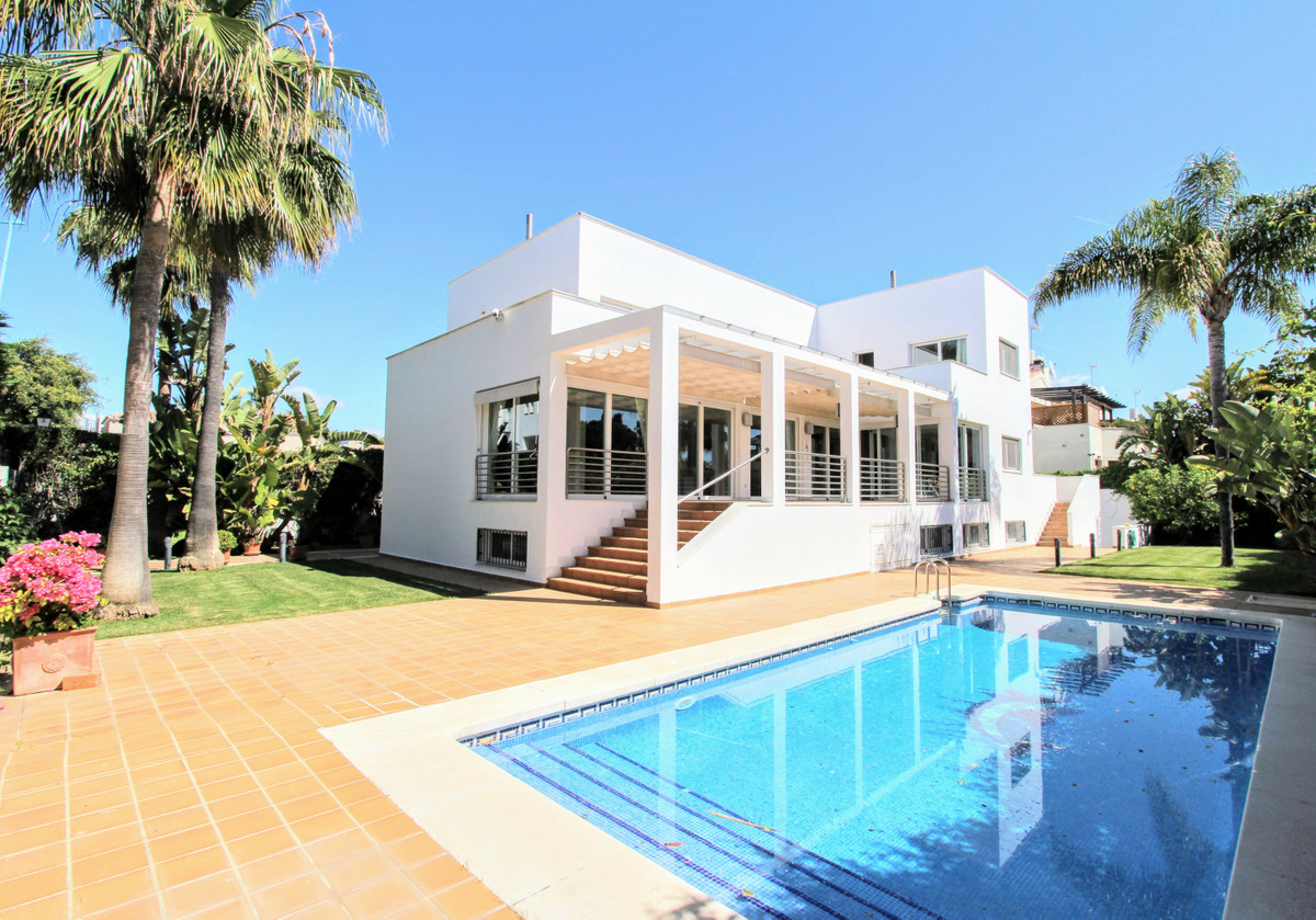 Detached Villa In San Pedro De Alcántara, Costa Del Sol, Spain