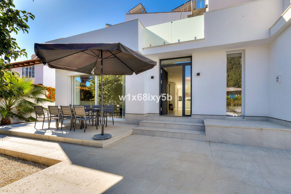 Detached Villa In San Pedro De Alcántara, Costa Del Sol, Spain