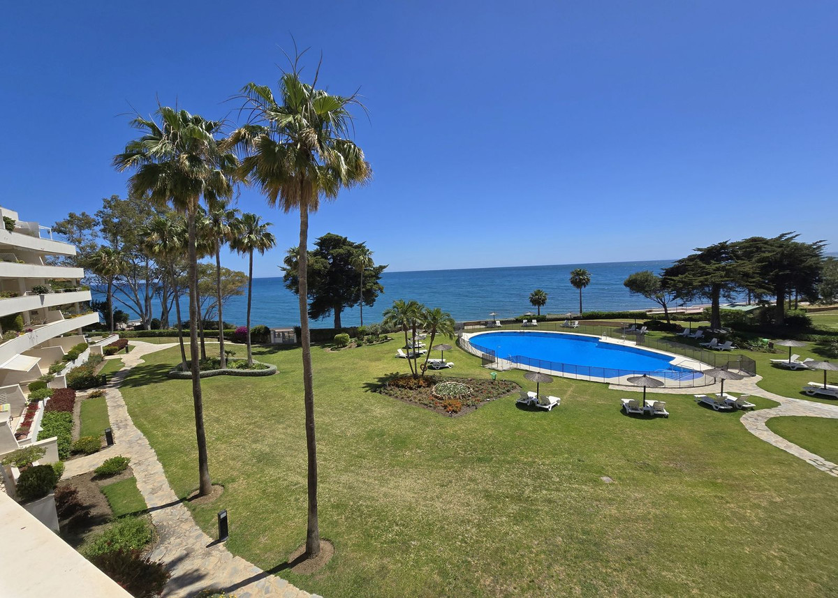 Middle Floor Apartment In Estepona, Costa Del Sol, Spain